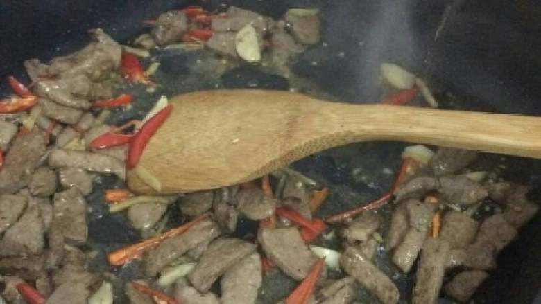 爆炒猪肝,放入适量的料酒,味极鲜,接着炒几下。这样炒出来的猪肝不腥。