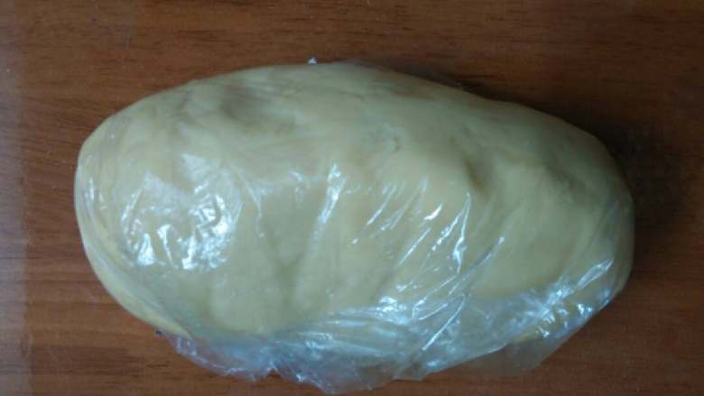 #中秋食饼记#中秋月饼,浓浓思乡情,把揉好的面团用保鲜膜包起来,常温放置一个小时。