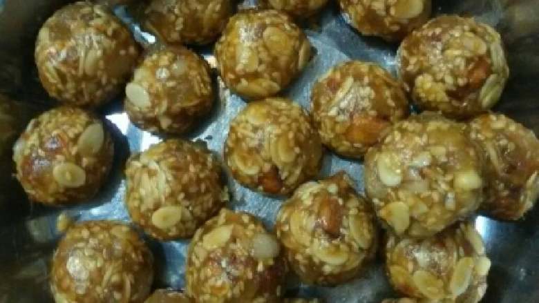 #中秋食饼记#中秋月饼,浓浓思乡情,馅料也搓成同样大小的小团。
