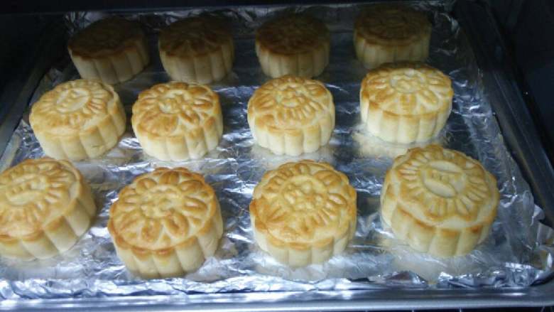#中秋食饼记#中秋月饼,浓浓思乡情,把压好模的月饼放进烤箱,温度200℃定时五分钟,然后拿出来刷上准备好的<a style='color:red;display:inline-block;' href='/shicai/ 1118'>蛋液</a>,再放进烤箱调温度180℃定时15分钟,15分钟过后,香喷喷的月饼出炉了。