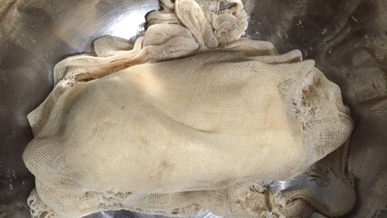 韭菜鸡蛋虾仁馅水饺,盖上抹布醒一会儿,家里没抹布的也可以用保鲜膜代替