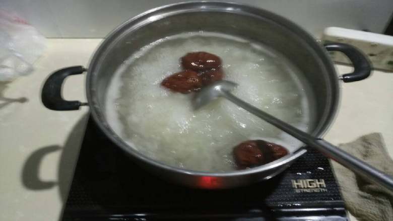 琼玲林通江银耳大枣枸杞羹,把银耳撕碎放入适量的水。当银耳煮到1.5个小时放入大枣枸杞,再熬30分钟左右即可。