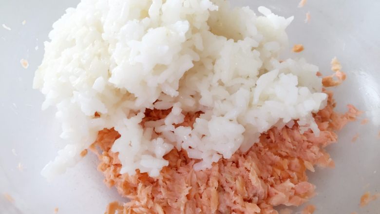 三文鱼饭团—给宝宝补充DHA的能量小饭团,加入<a style='color:red;display:inline-block;' href='/shicai/ 507'>米饭</a>。
ps:可以加少量盐调味,建议不加。
