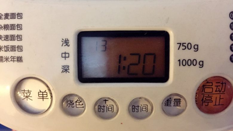 自制肉松—百搭肉松，好吃但要控制哦！8M,开启面包机的【肉松】功能，小芽的面包机是没有这个功能，所以用的是【果酱】功能，120分钟，基本上一个流程就可以了。当然如果喜欢更加酥松一点的，等一个流程完整后重新开启，加热个40分钟左右。