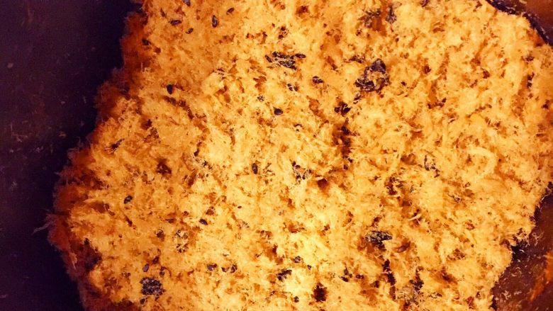 自制肉松—百搭肉松，好吃但要控制哦！8M,搞定出炉
ps: 1岁以上的小宝宝，想要海苔口味的，可以在结束前40分钟左右，将无盐海苔剪成细条放入，海苔最后会被面包机碾碎的哈。