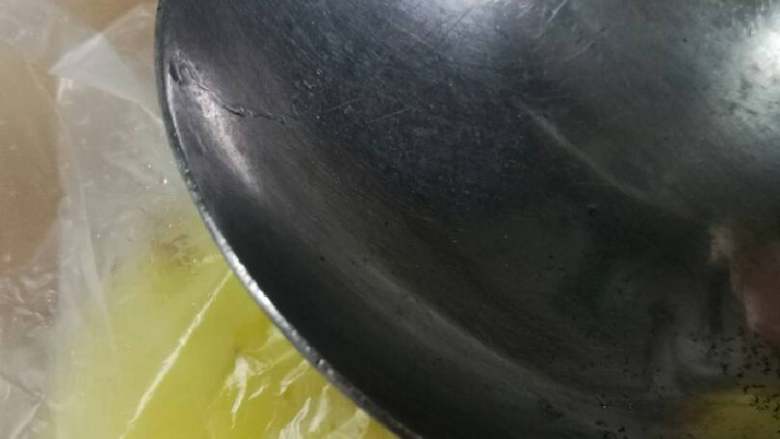 黄金土豆虾,叮好的土豆去皮放入保鲜袋用勺子背压成土豆泥备用。
