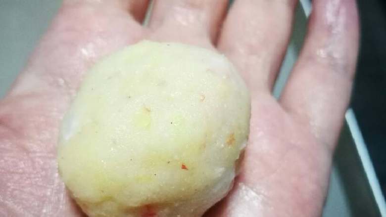 黄金土豆虾,取适量拌好的土豆虾蓉(手上可稍微沾点水)在手心搓成团子状。