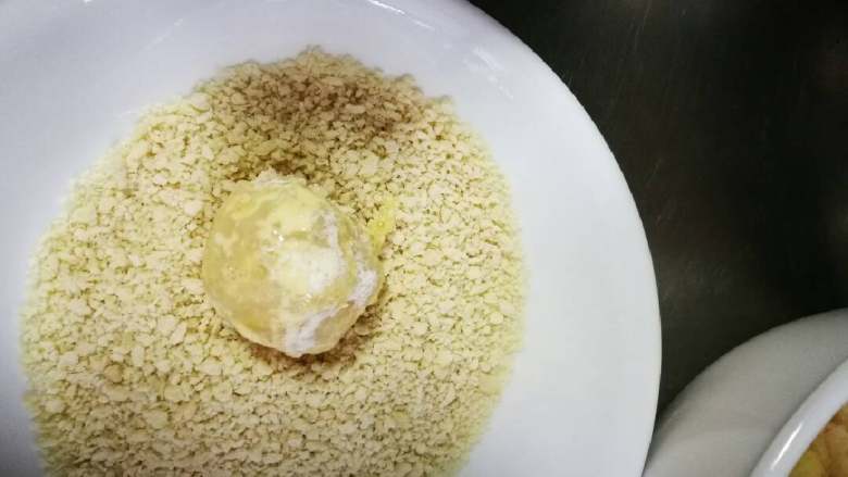 黄金土豆虾,再在蛋液里浸一下(居然漏拍照了😂)。最后放面包糠里全身沾上面包糠。