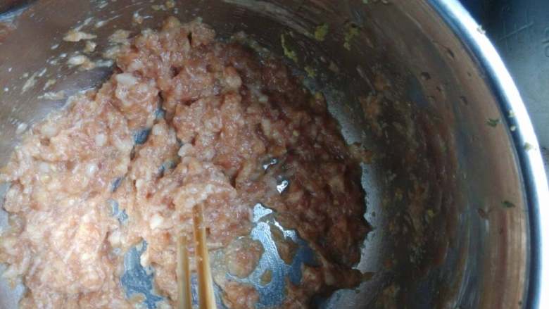 云吞,肉切末,加入豆粉,花生油,盐,打入一个鸡蛋,顺时针搅拌至起胶。