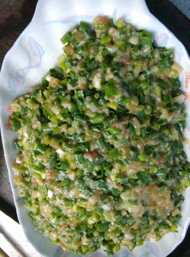 云吞,把葱花加入已经拌至起胶的肉末里,搅拌均匀,放入冰箱。(预防出水)