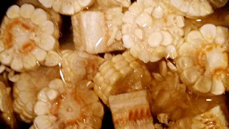 玉米排骨汤,汤煲放入足量的水,加入玉米段烧开。