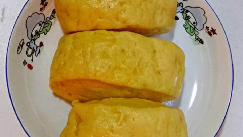 南瓜包子(小葱鲜肉馅),面团没有揉透,表面粗糙,外表不好看,吃是很好吃。