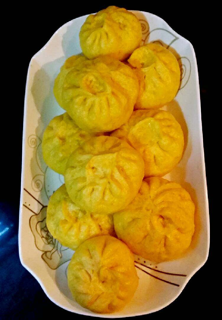 南瓜包子(小葱鲜肉馅),不错吧,颜色也非常漂亮,小朋友本来南瓜她说不要,做成包子她却连吃3个。