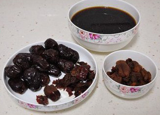 【红枣黑芝麻蛋糕卷】,将枣捞出,剥皮去枣核,取枣泥待用。