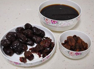 微甜不腻的红枣黑芝麻汤圆,将枣捞出,剥皮去枣核,取枣泥待用,煮枣的汤也过筛待用。