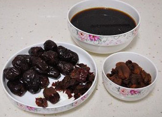 红火喜庆的大枣虾仁堡,将红枣捞出,剥皮去枣核,取枣泥待用;煮枣的汤也过筛待用。