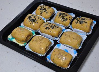 红火喜庆的大枣虾仁堡,待面包坯发满模具,表面轻刷一层全蛋液,然后送入烤箱,150度,15分钟烤焙。