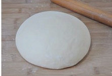 【鲜肉大包】,将所有包子皮料和成面团后发酵两倍大;取出排气揉匀后盖上保鲜膜醒面10分钟。