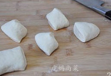 【鲜肉大包】,然后将面团等量分成每30克一个的小剂子。