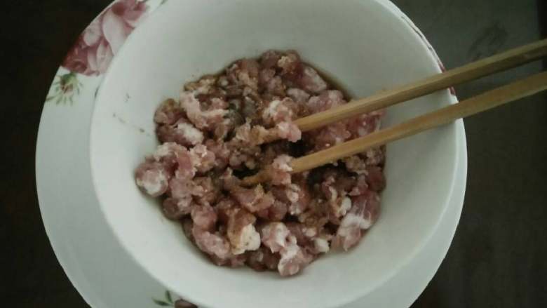 香煎藕饼,<a style='color:red;display:inline-block;' href='/shicai/ 7436'>大肉</a>用料酒，盐，花椒，味精，香油，<a style='color:red;display:inline-block;' href='/shicai/ 157'>小葱</a>，姜腌制