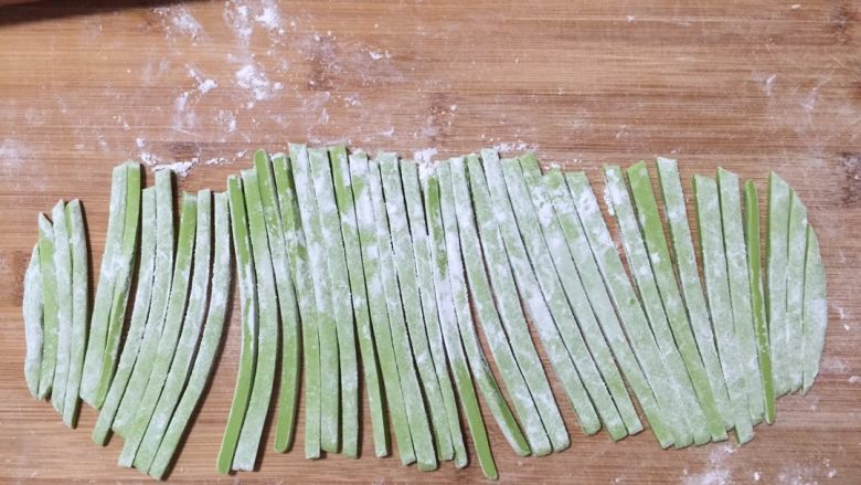 多彩面鱼鱼儿(麻食),先切成条状