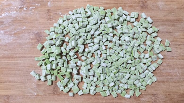 多彩面鱼鱼儿(麻食),再切成小丁