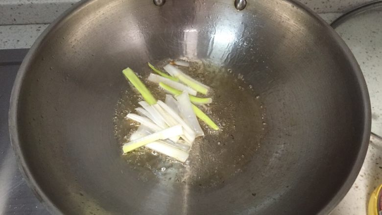 多彩面鱼鱼儿(麻食),锅里再少加一点点油,油热之后先把大葱爆一下,爆出葱的香味儿