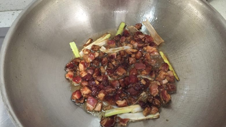 多彩面鱼鱼儿(麻食),倒入腌制好的猪肉,煸炒一下