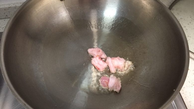 多彩面鱼鱼儿(麻食),锅里倒少许油,开小火,将刚才切好的猪的肥肉放入锅中,千万不要火太大,不然会焦掉