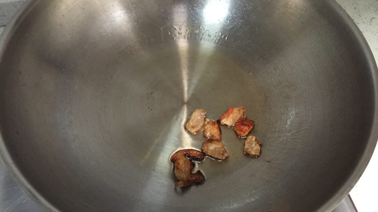 多彩面鱼鱼儿(麻食),熬到这个颜色就差不多了,把剩下的猪油渣捞出来