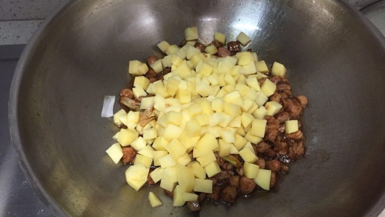 多彩面鱼鱼儿(麻食),加入土豆块儿继续翻炒