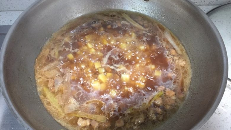 多彩面鱼鱼儿(麻食),加入适量水,大火烧开,这个时候就要给我家臭小子挑葱了,😂接下来盖锅盖,改小火焖一会儿