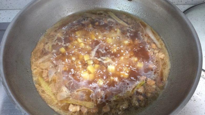 多彩面鱼鱼儿（麻食）,加入适量水，大火烧开，这个时候就要给我家臭小子挑葱了，😂接下来盖锅盖，改小火焖一会儿