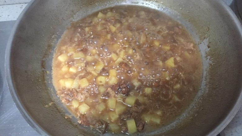 多彩面鱼鱼儿(麻食),汤浓些了,加入适量盐,搅拌下,再滴入几滴醋,就可以关火了