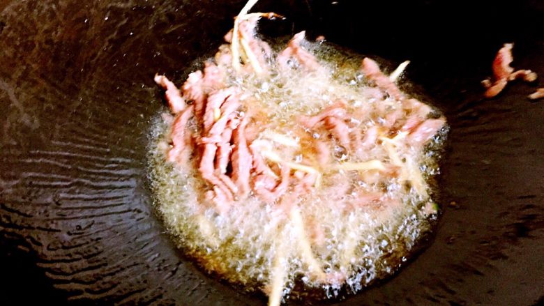 虾米萝卜丝炒豆渣,锅烧热放油,比平时炒菜要多点。下姜丝和肉丝炒匀,肉色变白。
