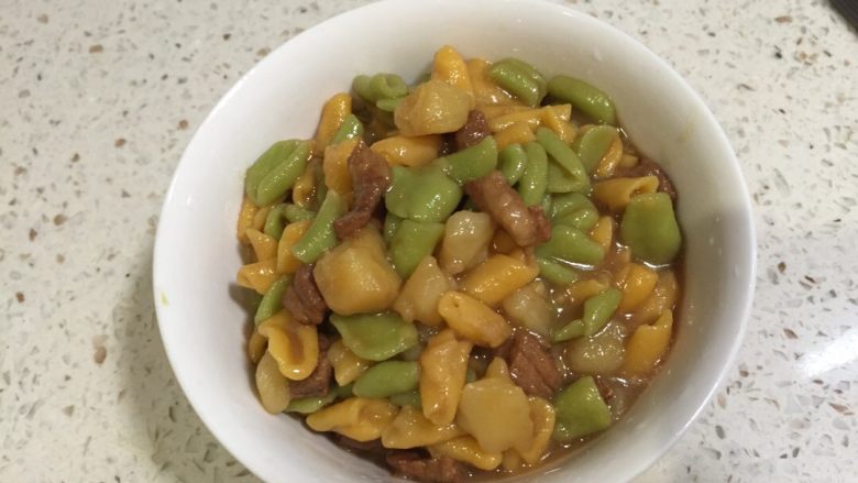 多彩面鱼鱼儿(麻食),好像我家餐具拍出来效果不太好看,我找了好几个角度,多少都有些阴影,不知道大家学会了没有呢😛😛