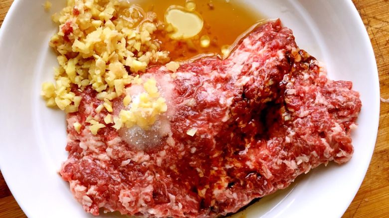 肉末蒸鹌鹑蛋(宝宝版),肉末中加入适量的香芝麻油,料酒,盐,生抽,嫩姜末(也可不加)顺着一个方向搅动,拌匀。