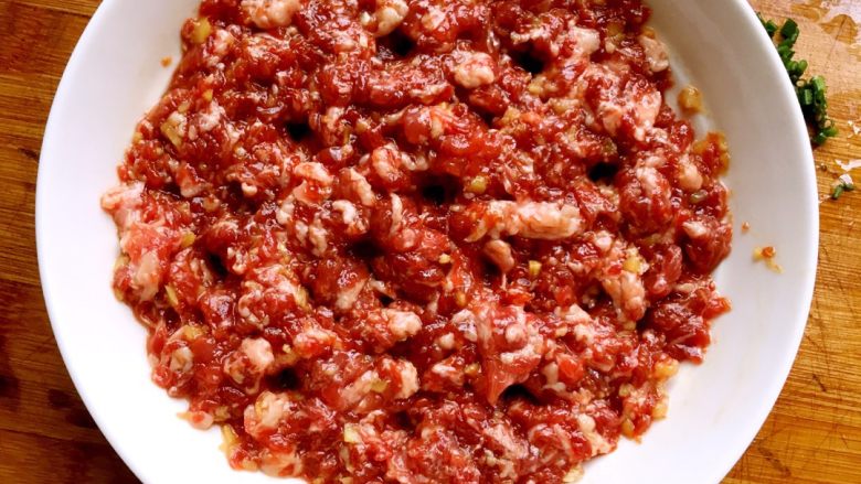 肉末蒸鹌鹑蛋(宝宝版),入味后的肉末,放在盘子里摊平,并用手指插几个小洞,这样鹌鹑蛋磕入的时候固定蛋黄的位置,蛋黄不会粘一起。