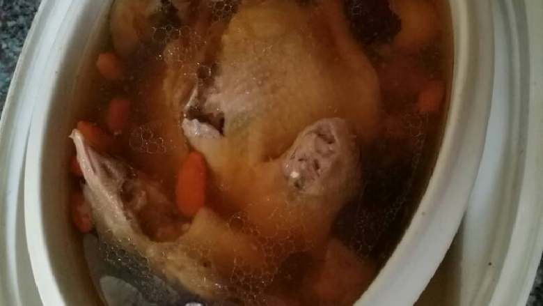 灵芝清炖白鸽汤,炖好,加入适量盐,就可以食用了。因为,灵芝会有淡淡的苦味,但也不影响口感哟!