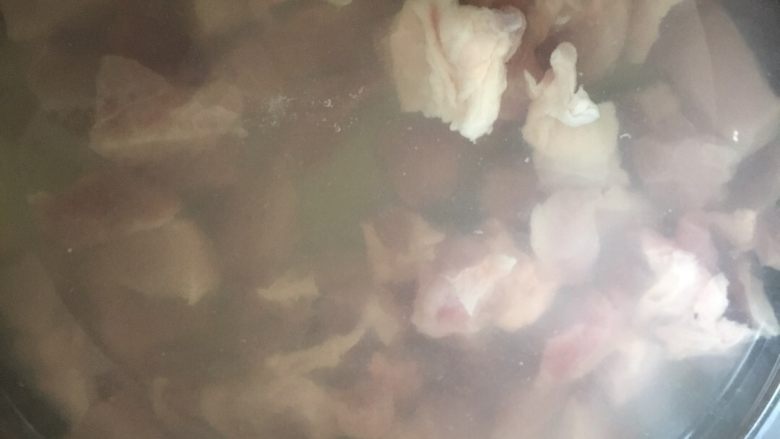 手工肉松(无面包机版),肉切小块洗干净,凉水入锅