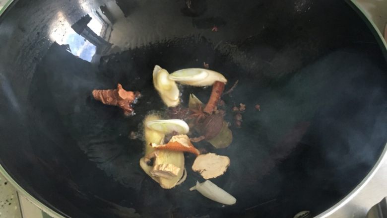 手工肉松(无面包机版),放入葱姜料爆香