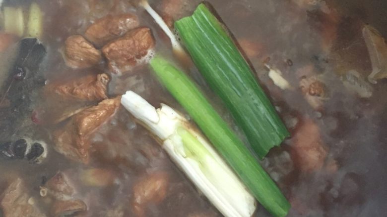 手工肉松(无面包机版),烧开倒入电高压锅,放两根葱