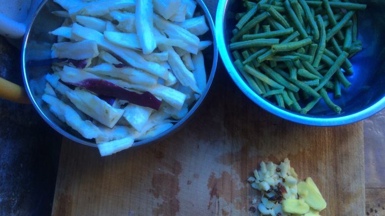 茄子豆角,<a style='color:red;display:inline-block;' href='/shicai/ 58'>茄子</a><a style='color:red;display:inline-block;' href='/shicai/ 3639'>豆角</a>洗净后<a style='color:red;display:inline-block;' href='/shicai/ 3639'>豆角</a>切成小段，<a style='color:red;display:inline-block;' href='/shicai/ 58'>茄子</a>用手撕成长条状，姜蒜切末