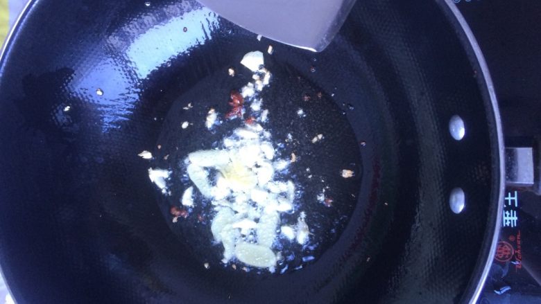 茄子豆角,锅内倒入适量的油烧热后放入<a style='color:red;display:inline-block;' href='/shicai/ 134586'>花椒大料</a>及姜蒜爆香