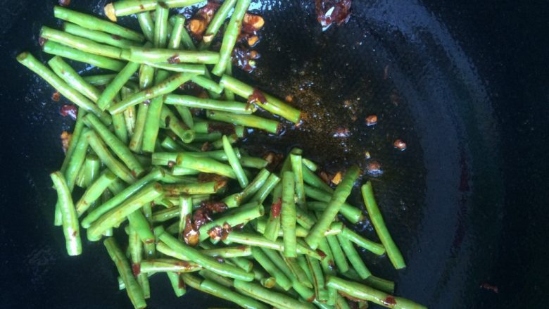 茄子豆角,倒入<a style='color:red;display:inline-block;' href='/shicai/ 46964'>郫县豆瓣酱</a>及豆角炒均匀