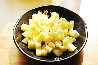 金灿香滑风味十足的异国料理【牧羊人派】,<a style='color:red;display:inline-block;' href='/shicai/ 23'>土豆</a>去皮切小块,放入蒸锅蒸熟;