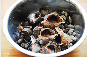 来自秋季的鲜美恩惠【海鲜家宴】,所有海鲜清洗干净,不要有泥沙,否则蒸煮时会掉进汤里影响口感;