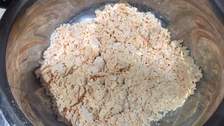 蝴蝶面,胡萝卜面,再用手揉到一起