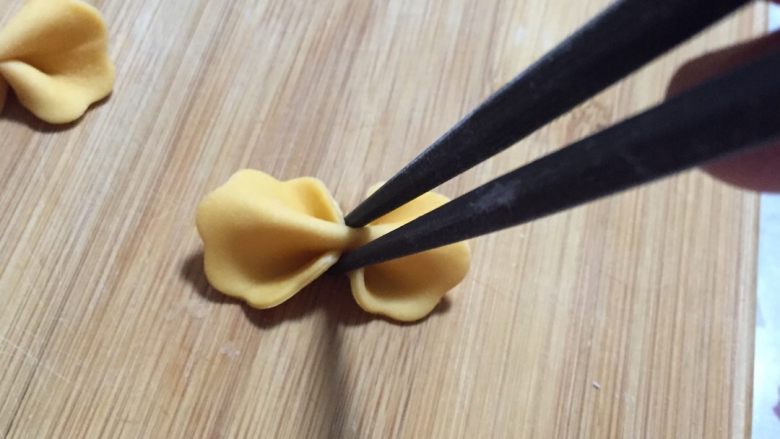蝴蝶面,筷子夹一下,注意不要太用力,不然会夹断哦