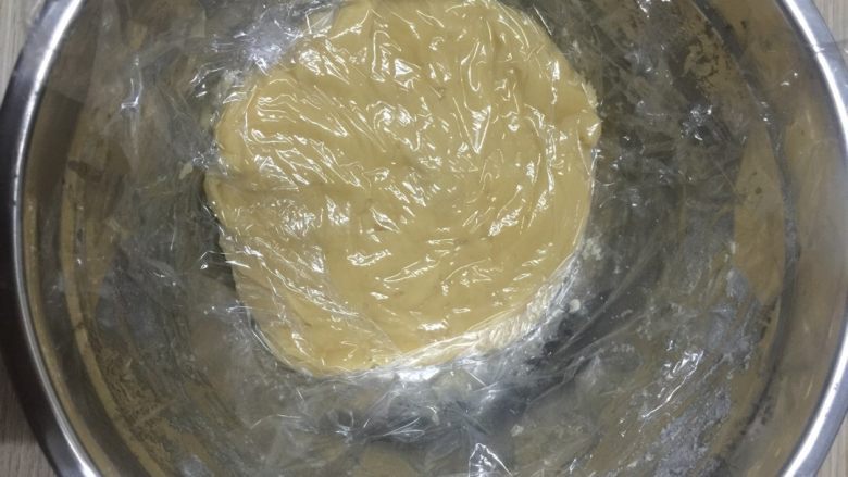 莲蓉蛋黄月饼(Moon Cake)#中秋食饼记#,搅拌均匀,然后醒面一小时。